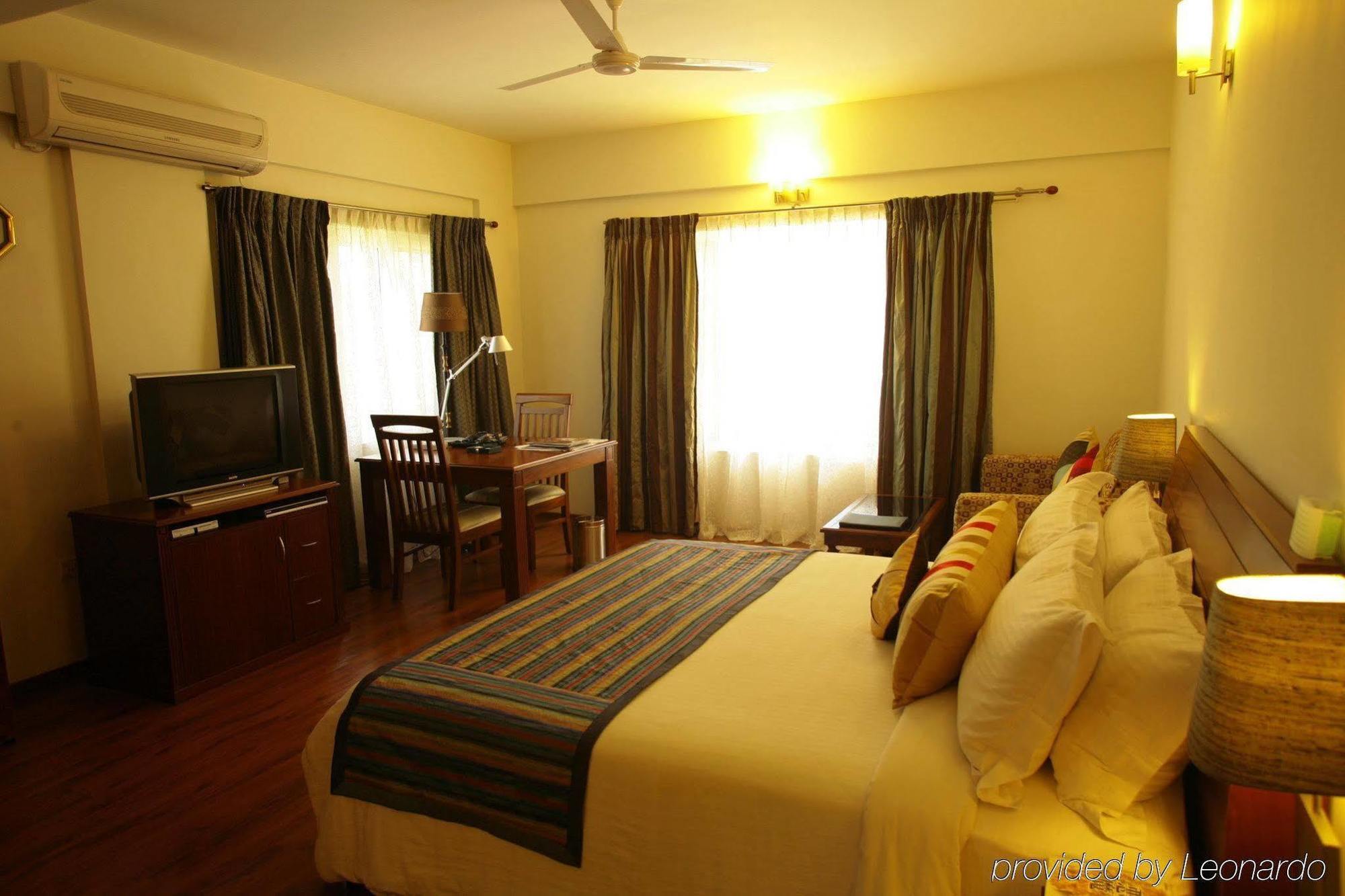 Justa Off Mg Road Hotel Bangalore Room photo